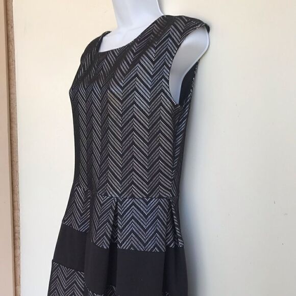 Tiana B. Scoop neck pleated dress black size 8 - Picture 3 of 10